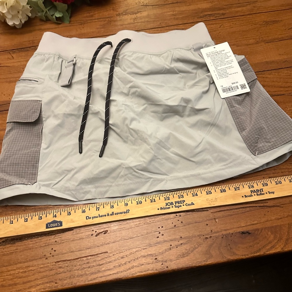 LuLulemon Women’s short hiking skirt Size 12